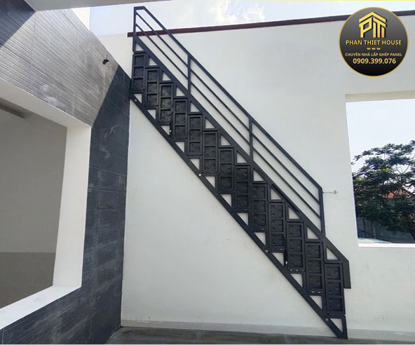 Thang sắt gấp gọn ốp tường - Không chiếm không gian và dễ sử dụng