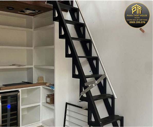 Thang sắt gấp gọn ốp tường - Không chiếm không gian và dễ sử dụng